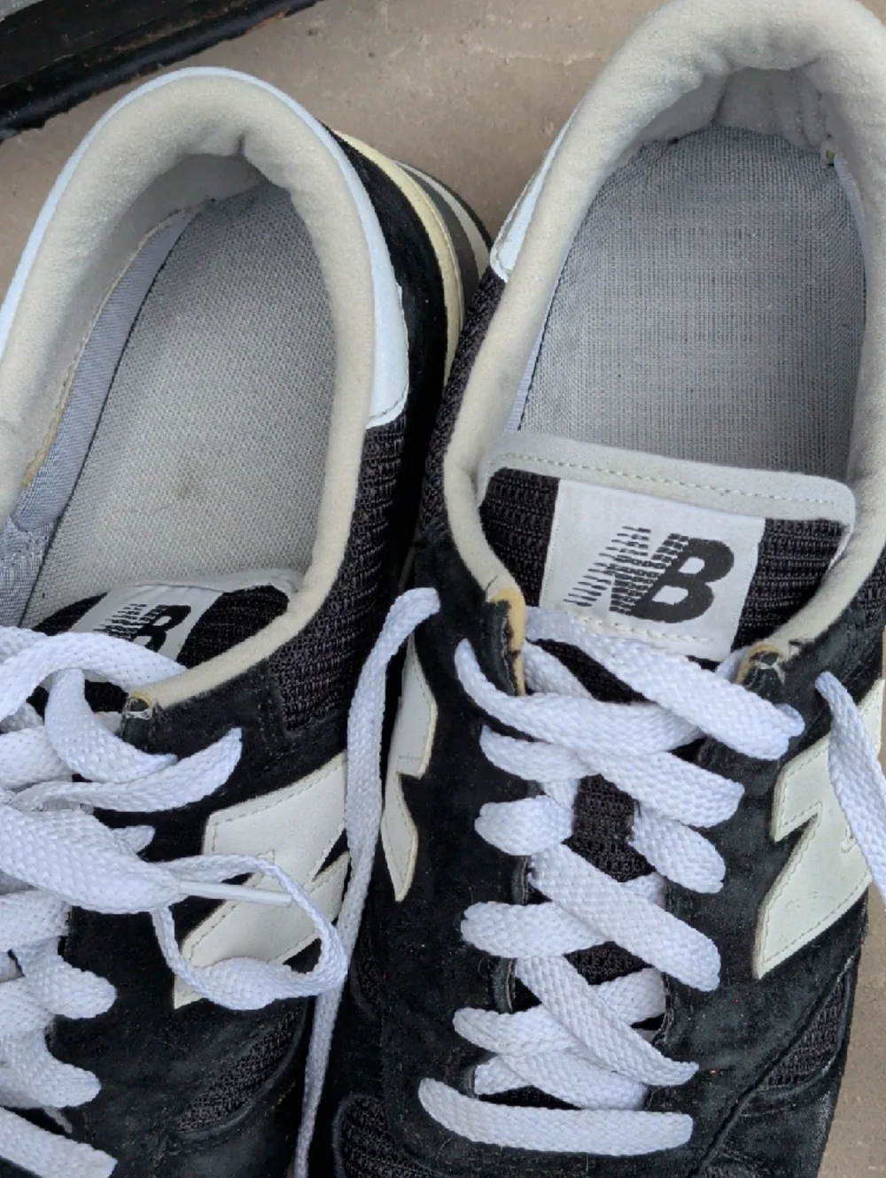 New Balance Men's Black and White Retro Low-Top Sneakers - Picture 3 of 7